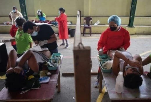 疫情下，菲律宾男孩恢复“集体割礼”