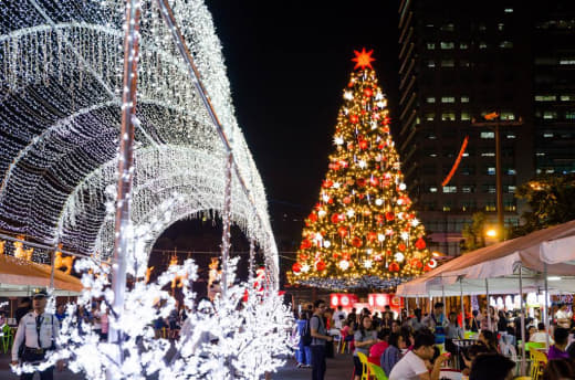 菲律宾耶诞季节全球最长满街璀璨灯饰但交通塞爆