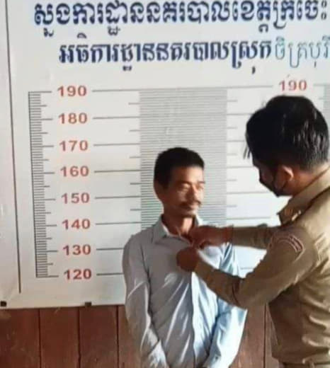 12月25日，柬埔寨桔井省一名男子因为三次强奸自己的继女而遭当地警方逮...