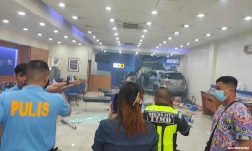 奎松市一辆休旅车突然冲入银行致6人受伤