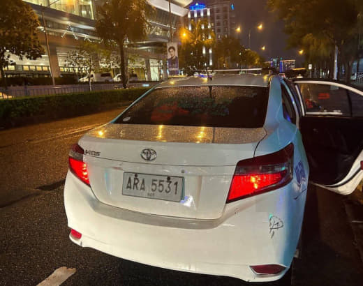 网友爆料：黑心的出租车，sm正门打的车，因为下雨不想走路去喝丢一只鞋，...