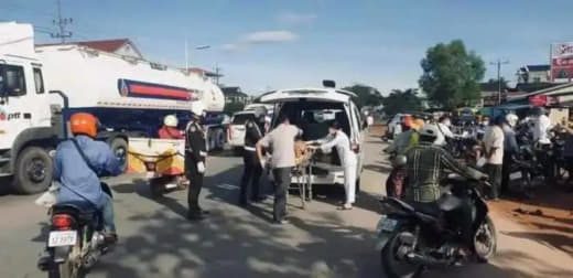 西港一中国司机驾车失控撞上摩托车：一人受伤