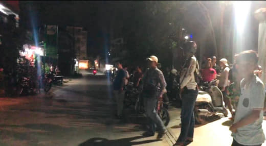 昨晚8点多，金边棉芷区发生一起枪击案，一名男子驾驶汽车来到一出租屋前，...