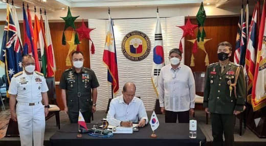 菲律宾国防部长德尔芬·洛伦扎纳(DelfinLorenzana)与韩国...