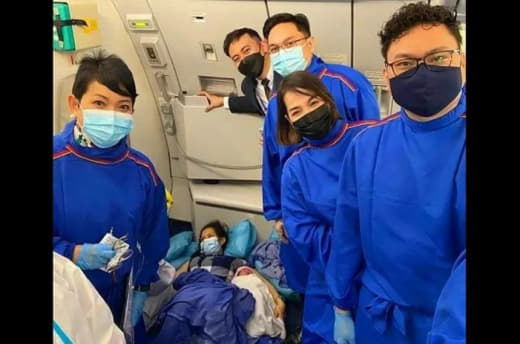 女子在菲律宾一航班机上生下女婴