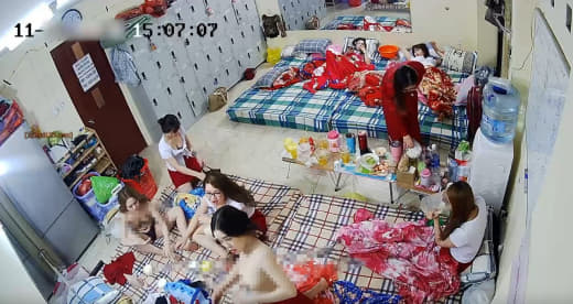 缅北电信诈骗女生宿舍真实监控视频曝光，女生毫无隐私尊严可言！