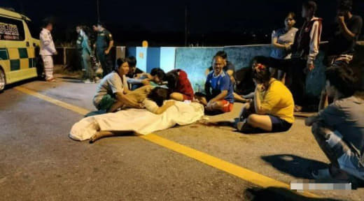 天降横祸！中国男子驾驶保时捷与摩托车相撞致泰国男子当场死亡