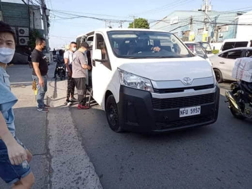 菲律宾交警在帕赛市救出1名核酸检测后疑似遭同胞绑架的中国公民！