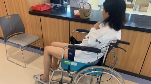 这女娃子在西港同济医院诊断为重症肌无力，只能坐轮椅，她拟明晚从金边飞广...