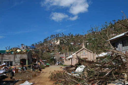在台风“奥德特”(Odette)造成严重破坏后，菲律宾薄荷省(Boho...