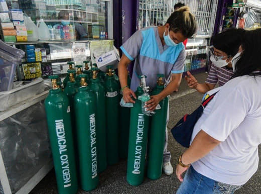 由于新氧气罐供应不足，菲律宾马尼拉市知名医疗器械街Bambang街近日...