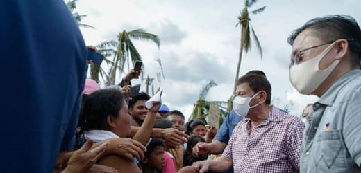 菲律宾总统杜特地周四在访问台风灾区期间，对于部分政府部门或机构迟迟未做...