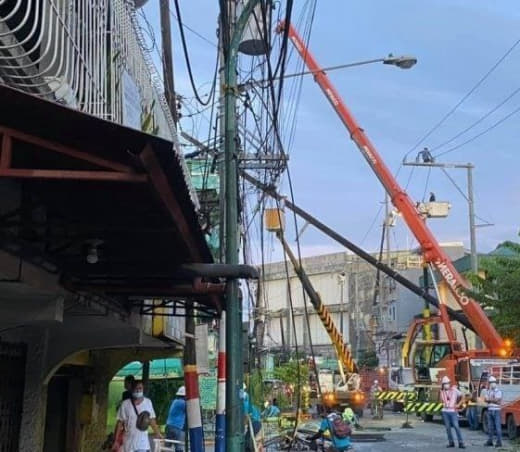 马尼拉市一街区5根电线杆倒下多辆汽车受损