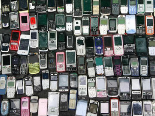 迪拜：迪拜警方查获了大约700,000部旧手机和零件，嫌疑人试图将它们...