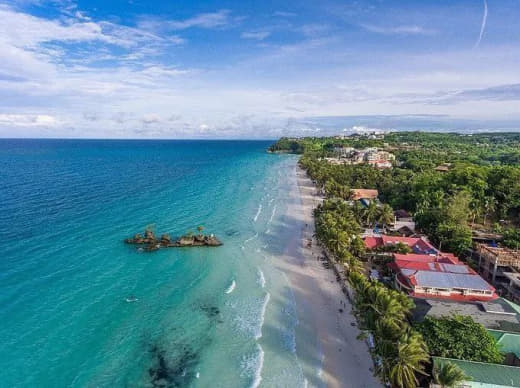 尽管菲律宾旅游业深受新冠肺炎疫情打击，世界闻名的长滩岛(Boracay...