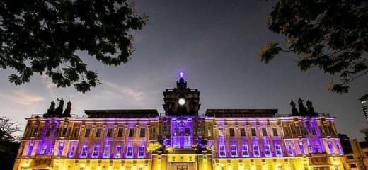 菲律宾马尼拉市两个标志性机构周三晚间将其主建筑楼的外墙灯光换为蓝色和黄...