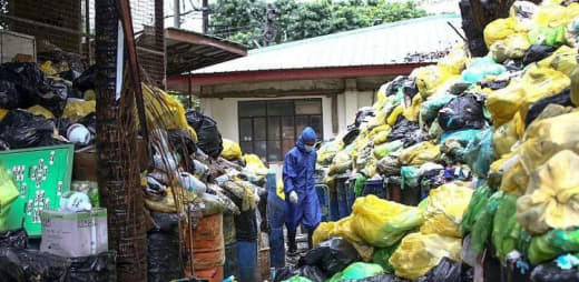 菲律宾环境部周四表示，新冠疫情发生以来，口罩等产品的医疗废弃物每天可装...