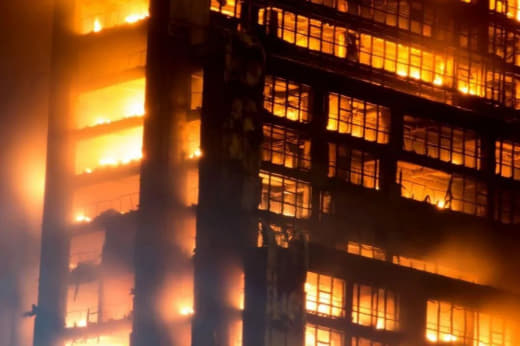 现场视频：昨天迪拜体育城的一栋住宅楼大火烧的很大