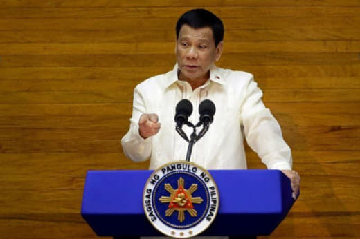 在周五晚间播出的一对一采访中，菲律宾总统杜特地表示不会支持总统候选人小...