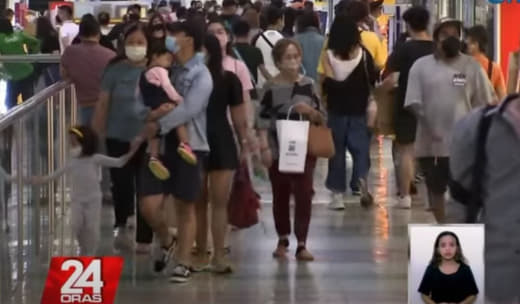 菲律宾首都周二(NCR)降级为1级警戒，大量民众前往商场，包括儿童。