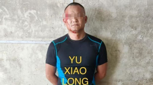 西港警方在电诈窝点逮捕一中国男子，他说：两把枪是自卫的，未犯罪
