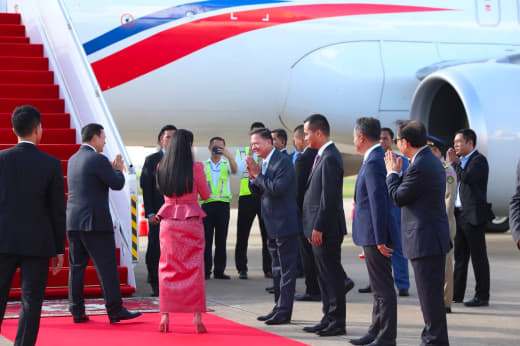 今早8点，柬埔寨总理洪马内携夫人带领的高级代表团从金边出发，前往印尼雅...
