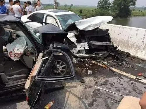 菲律宾阿克兰省车祸导致1死17伤