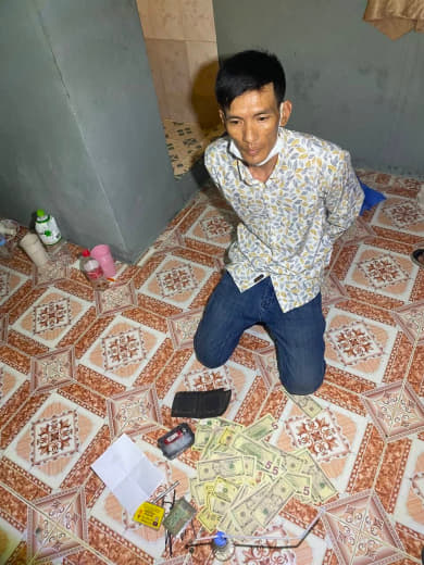 本月19日，金边，一名越南男子使用假美元在一家手机店买手机，在被店主识...