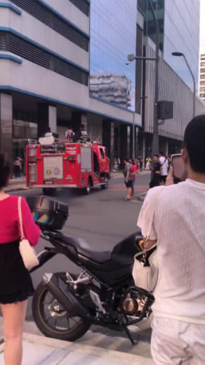 ：菲律宾华泰八楼着火啦！大楼的人全从后门和停车场跑下来了。