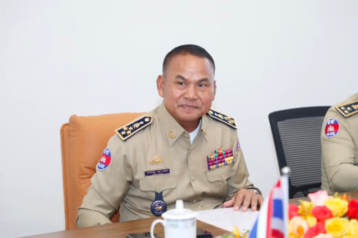 昨天，泰国国家警察总署副总署长素拉切抵达金边，正就抓捕藏身在柬埔寨的9...
