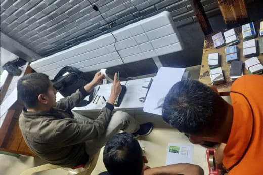 菲警逮捕外籍嫌疑人，查获400张“汉字”银行卡