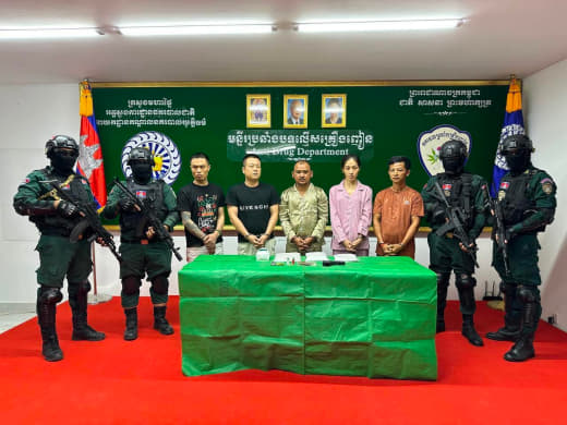 9月5日，柬缉毒警察在西港和实居两省打击一起毒品案件，抓获5名涉毒犯罪...
