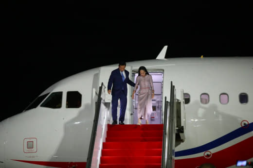 昨天深夜，在参加完在印尼举行的东盟峰会及系列会议后，柬埔寨总理洪马内率...