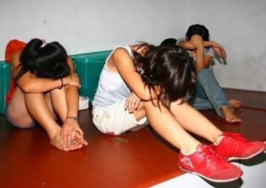 菲律宾五名当地妇女因涉嫌在奎松市的阿蒂莫南经营卖淫窝点被捕。