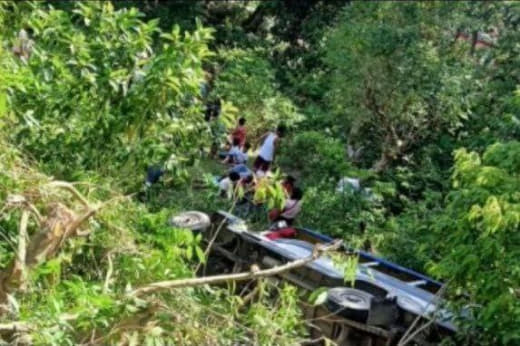 菲律宾一辆集尼车坠落山沟致2人死亡28人受伤