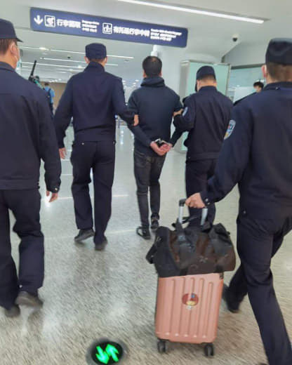 多名网友反映：柬埔寨回国航班落地后有人被警方点名直接带走