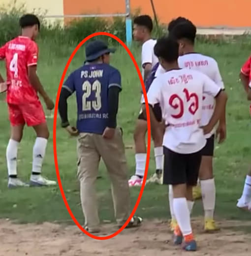 昨天，柬埔寨茶胶省，在某村的一场足球比赛中，因为踢球起争执，23号球员...