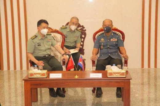 柬埔寨宪兵总司令会见中国新任武官