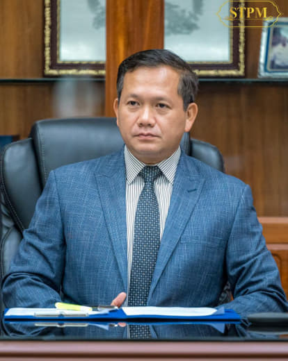 近日，柬埔寨总理洪马内接到举报称，磅通省某地一名新任命的警察局长是一名...