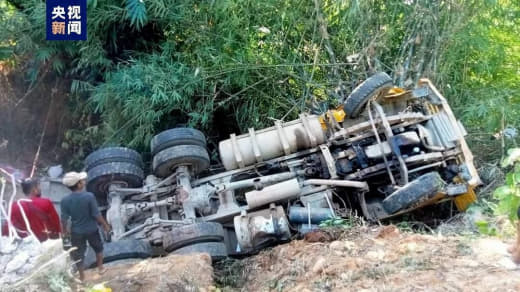 缅甸克钦邦一大型货车翻车致7死多伤