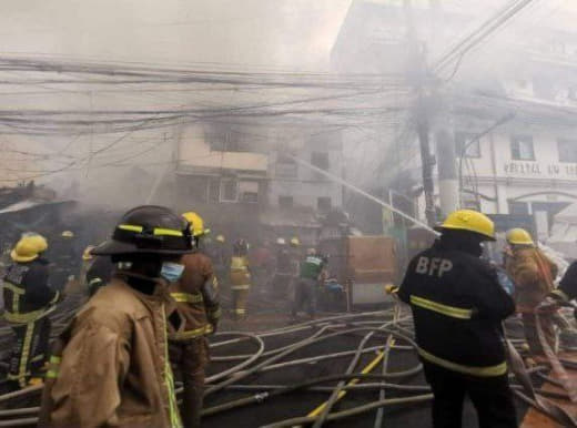 马尼拉敦洛区医院旁突发大火火势一度达到三级