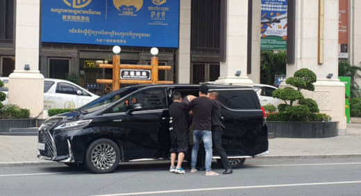 西港宪兵消息：今早7点50分，一男子在西港3分区一赌场前被迫上车被带走...