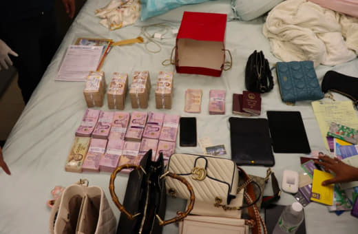 泰国警察再对灰产人员出手，一对中国夫妻被抓，钱多得用麻袋装！