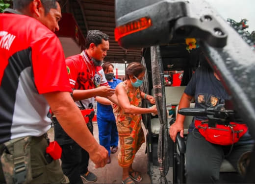 菲律宾达义市制冰厂发生氨气泄漏多人呼吸困难送医