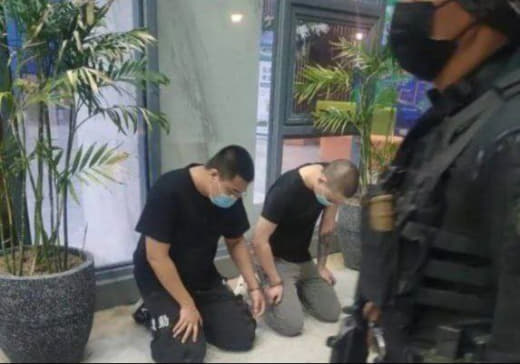 菲律宾两中国人绑架勒索同胞被捕后跪地等待审判