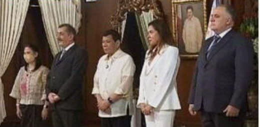 菲律宾总统杜特地接收四名外交特使国书