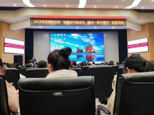 长江大学反诈会上辅导员连上蓝牙在暴风音影看片。