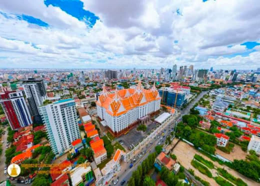 近日，柬埔寨内政部高级官员确认，新的内政部办公大楼将于今年11月6日举...