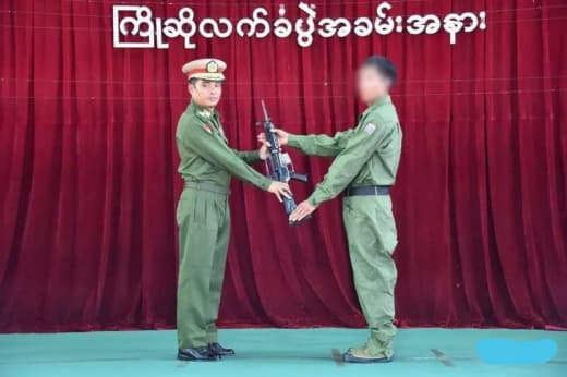缅甸民族民主同盟军28名武装士兵携武器向老街军分区投诚