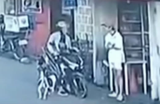 男子被抢手机反过来抢走劫匪摩托车钥匙